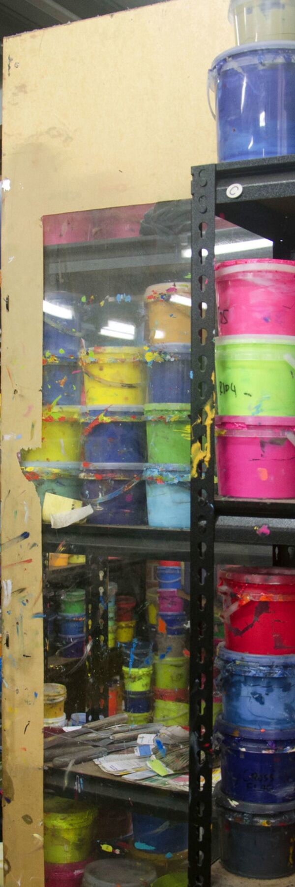 paint_buckets_shelves_4.jpg Thumbnail